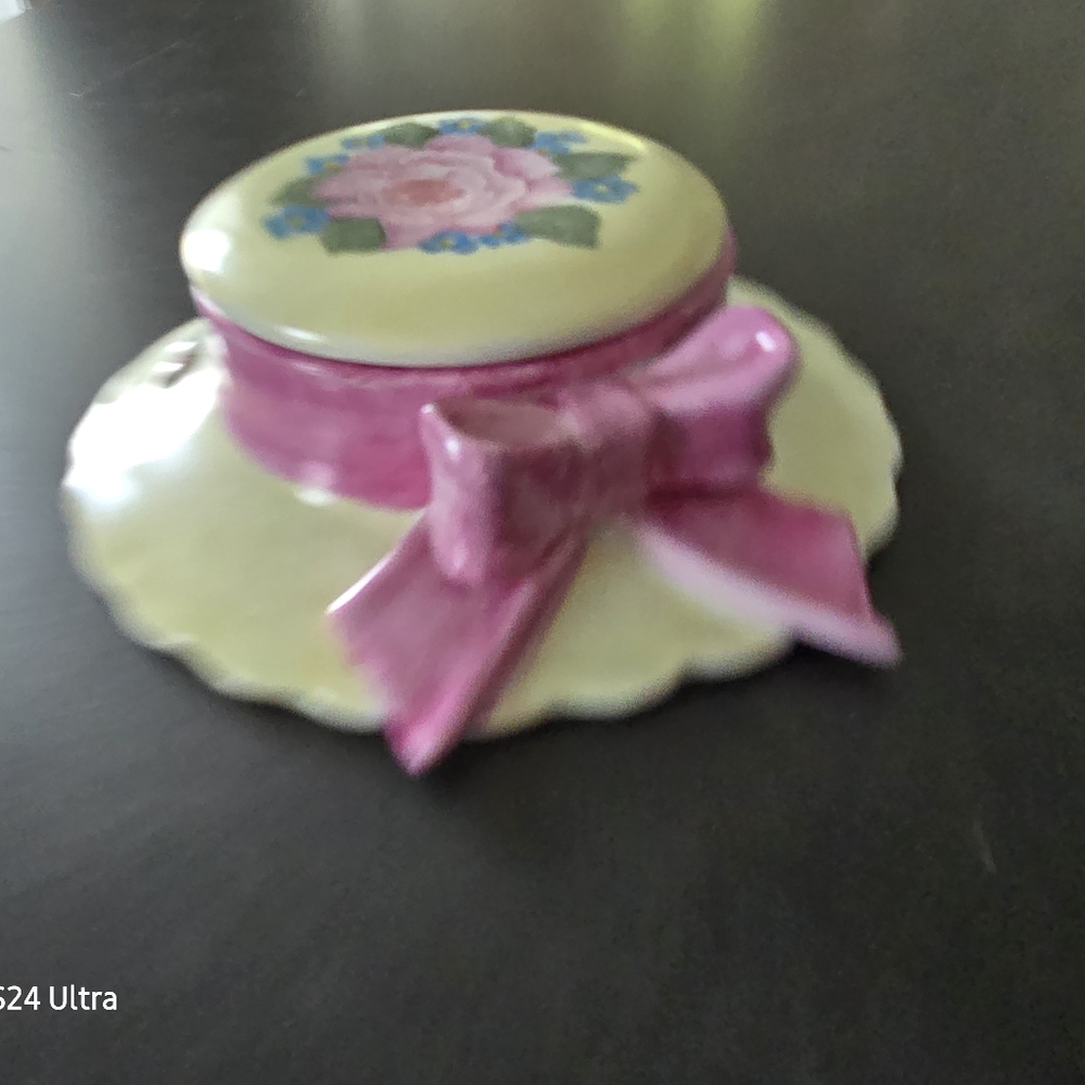 Lady's hat trinket dish, take top off hat and can store things inside, 1…